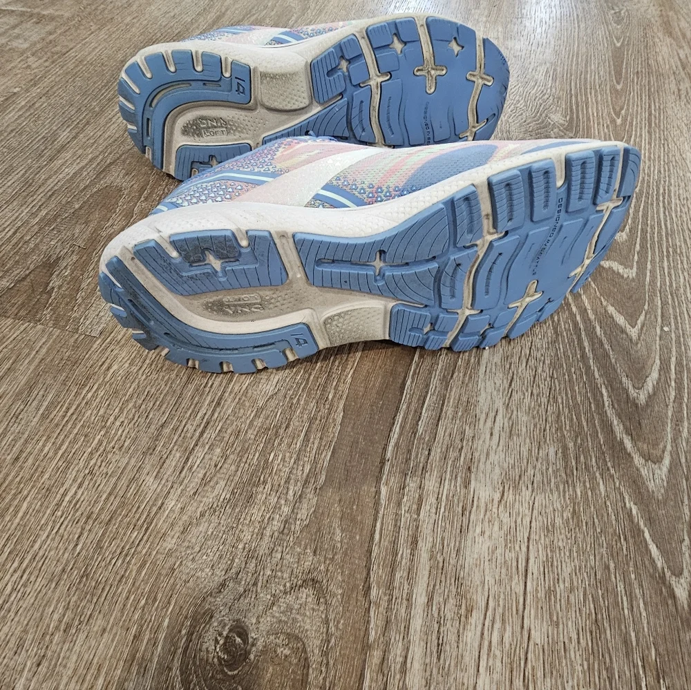 Brooks Tennis Shoes - Picture 4 of 6